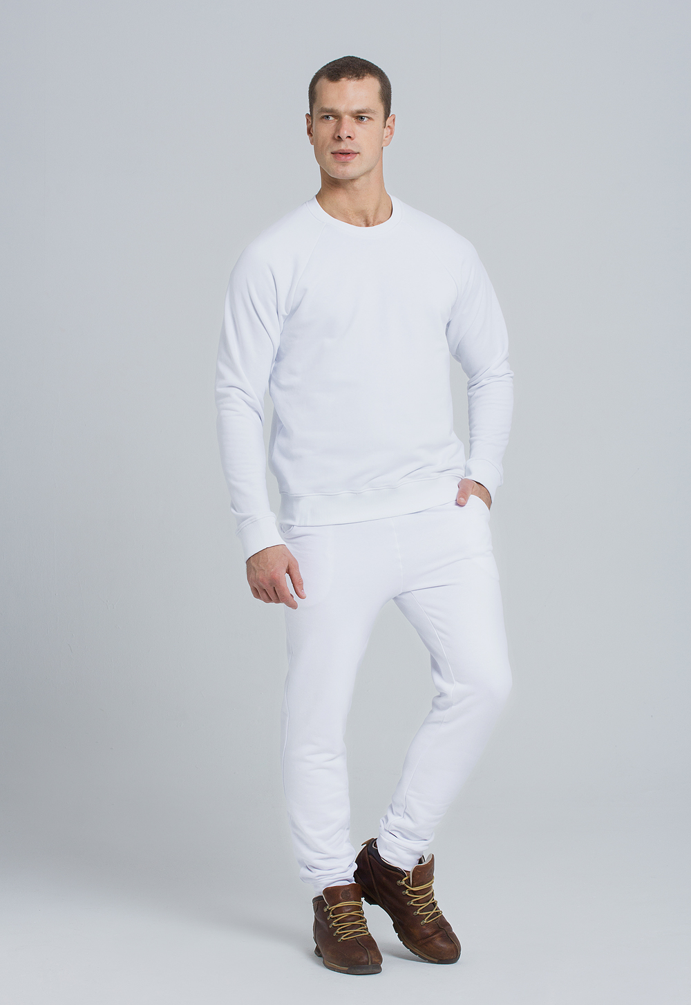 Белый спортивный костюм