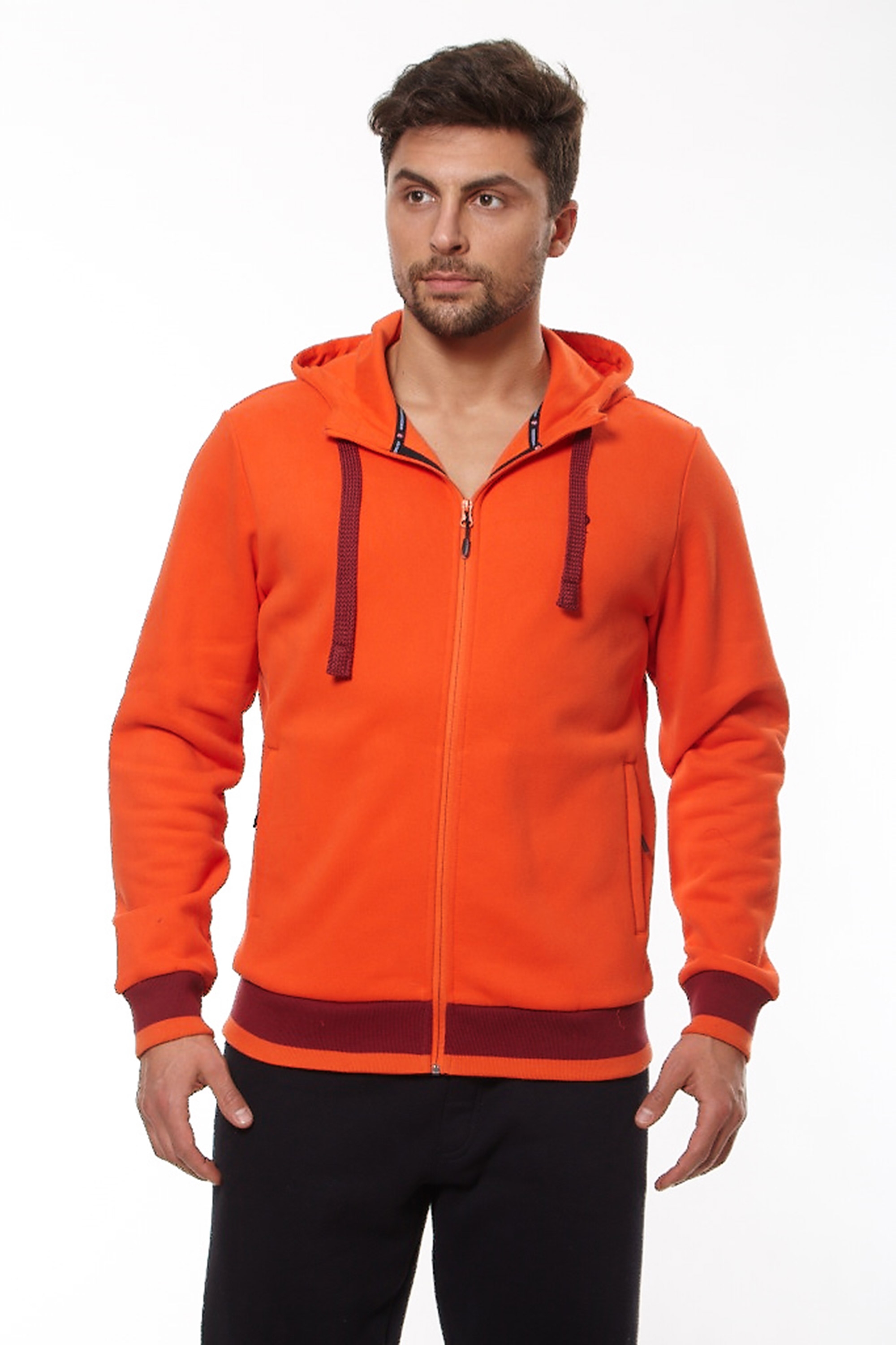 Оранжевая спортивная куртка